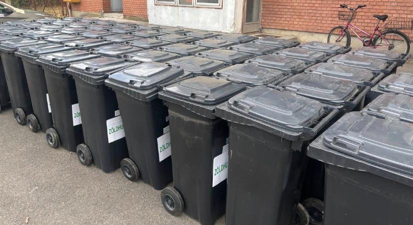 Olvasói panasz után Makón 200 zöldhulladékos kukát osztanak ki