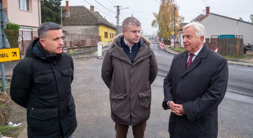Újabb útszakaszok újulnak meg a vasi városban!