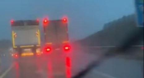 Elvették a jogosítványát a kamionosnak, aki 30 kilométeren át „előzött”az M1-esen – videó