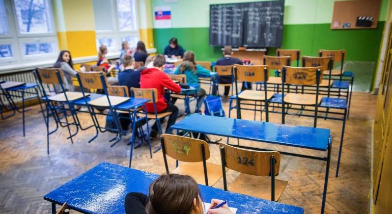 Egyik kézzel ad, a másikkal elvenne az állam: Pénzügyi présbe kerülhetnek a felvidéki magyar kisiskolák 2026-tól