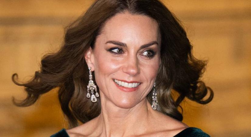 Katalin hercegné zöld színű, bársony estélyijében álomszép volt a vörös szőnyegen: Vilmos herceggel előadásra mentek