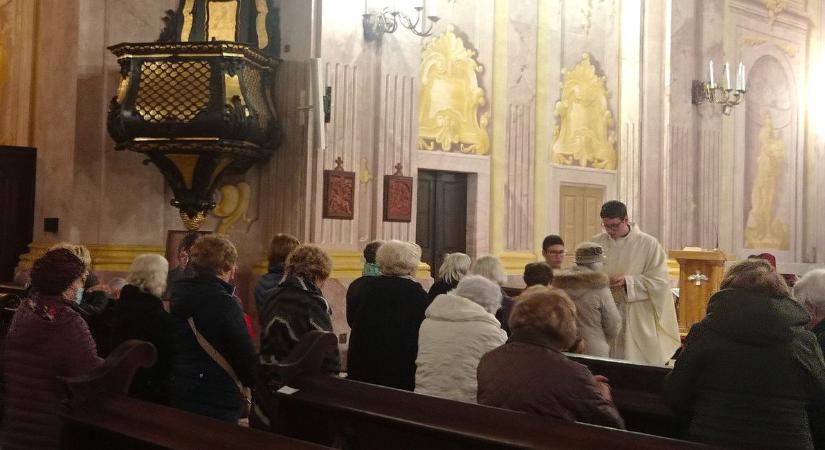 Az elhunyt tagjainak lelki üdvéért imádkozott az egerszegi közösség