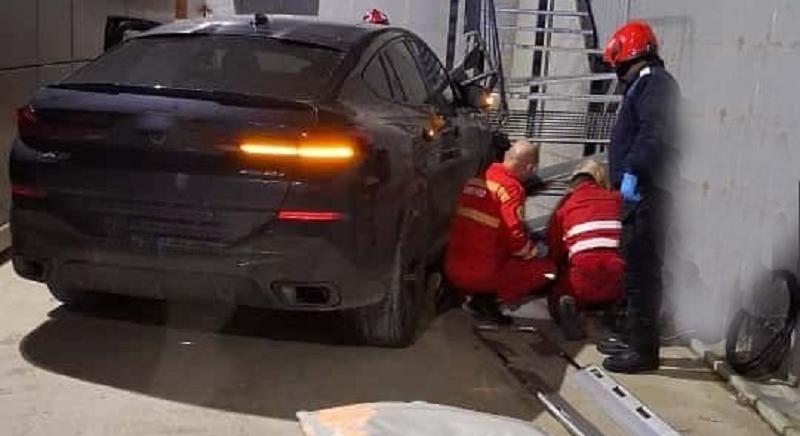 Súlyos baleset az egészségügyi központ parkolójában – Két kerekesszékes fiatalt gázoltak el, egyikük meghalt