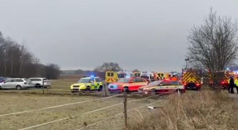 Vonatok ütköztek Csehországban, mentőhelikopter is érkezett a helyszínre