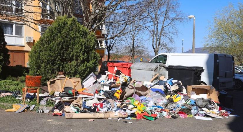 Titokban hordják a lomot a kuka mellé, és senki nem tesz semmit – bosszankodnak a környéken lakók