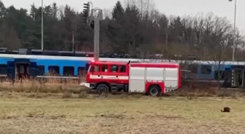 FOTÓK: Tragikus baleset – gyorsvonat és személyvonat ütköztek össze Dél-Csehországban