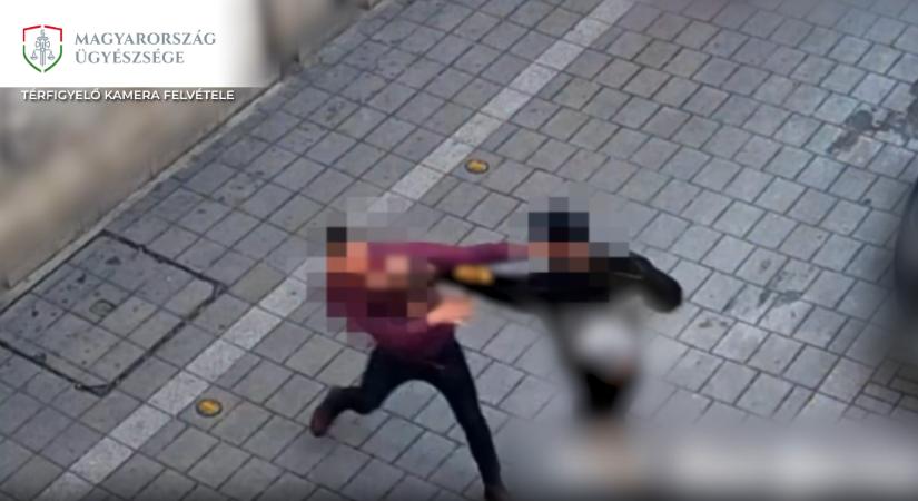 Hozzáért a belga turista, ezért úgy megverte a biztonsági őr, hogy életveszélyes sérüléseket szenvedett