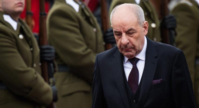 Sulyok Tamás aláírt, kitüntetett, visszavont