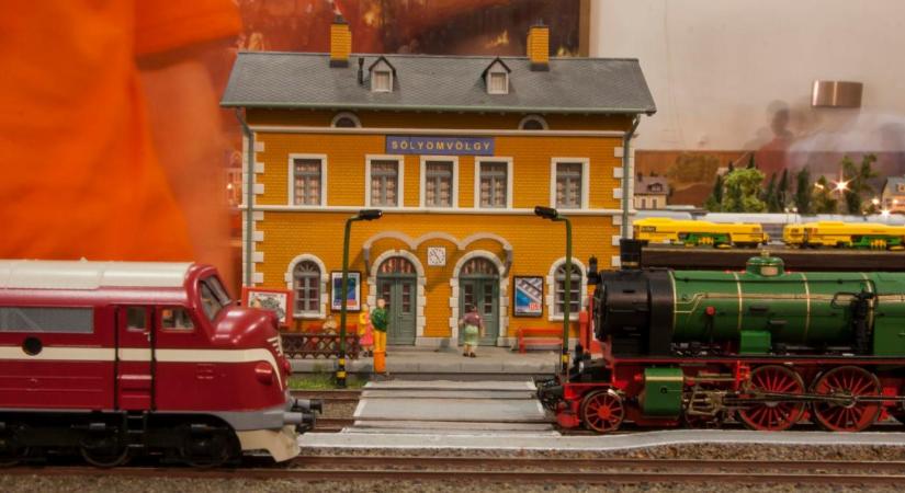 Bepöfögnek a minivonatok a debreceni művelődési központba