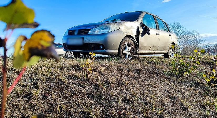 Lesodródott az útról és az árokba hajtott egy autó Makó közelében – galériával