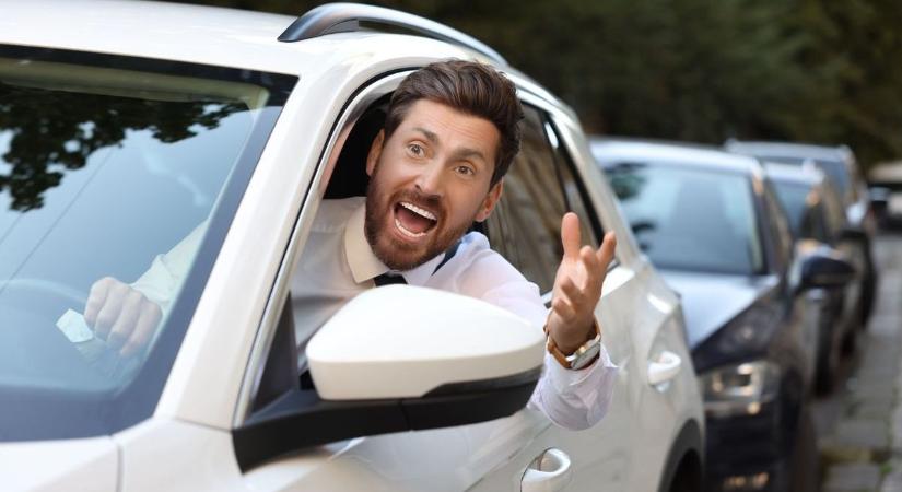 Azért is büntethet a rendőr, ha túl lassan haladsz! De mikor túl lassú egy autó?