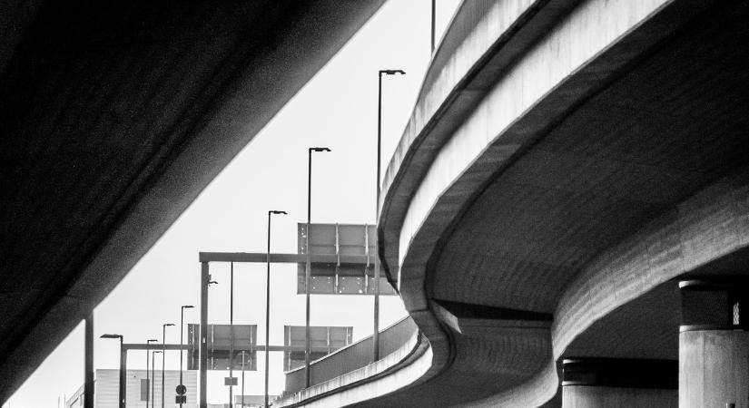 Jövő augusztusig kellene elkészülnie a kolozsvári felüljárónak, de még nem tudni, hogy ki fogja megépíteni