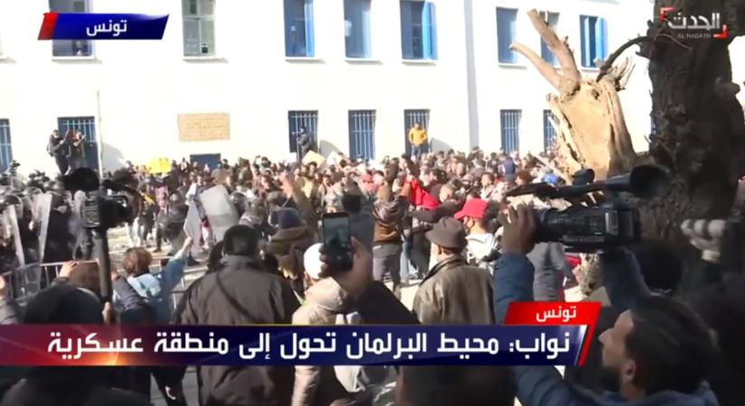Tüntetők ostromolják a tunéziai parlament épületét