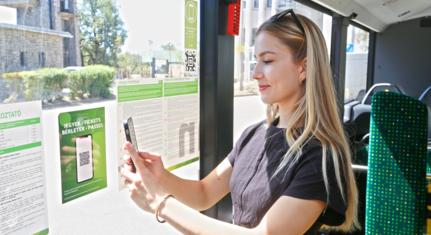 Rendületlenül a digitalizáció útján: egyre többen utaznak elektronikus úton váltott jeggyel, bérlettel