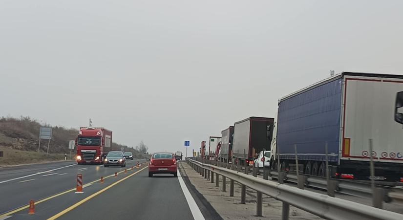 Komoly torlódás az M1-es autópályán, mindenki óvatosa vezessen!