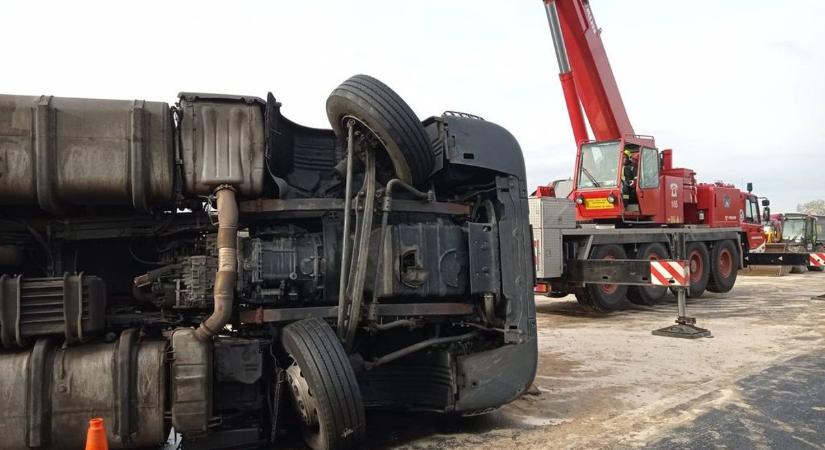 Bajba jutott kamionost mentenek a vasútállomásnál