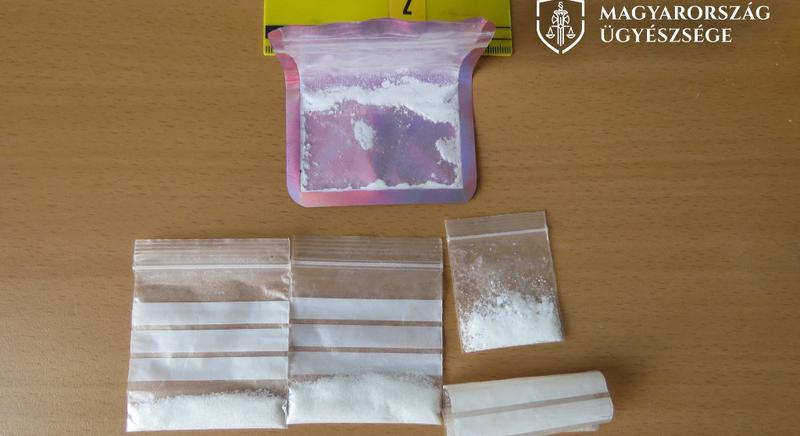 Bedrogozva, jogsi nélkül autókázott a Balatonon