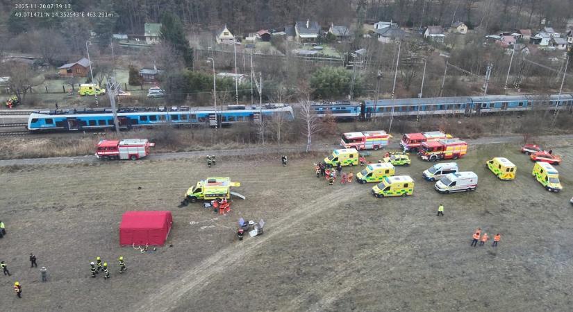 Frontálisan ütközött két vonat Csehországban