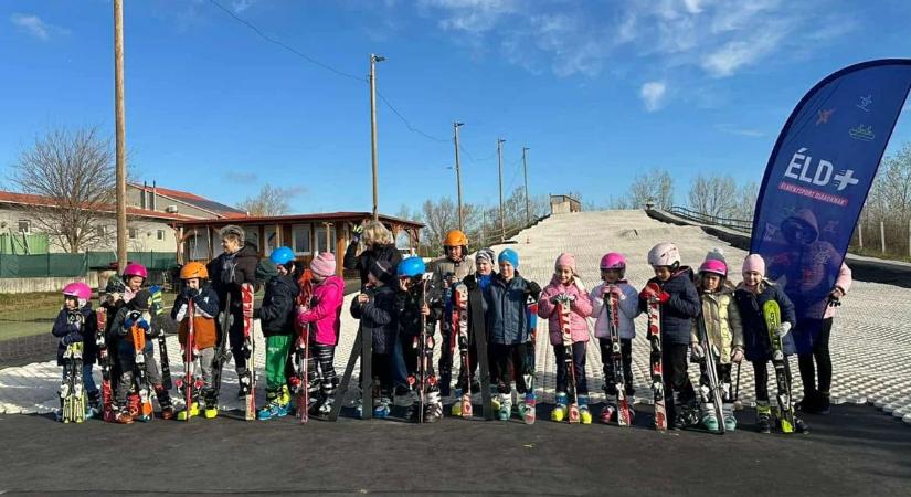Hó, nevetés, sikerélmény – síeltek a perkátai diákok!