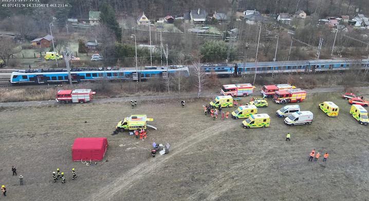 Frontálisan karambolozott két vonat Csehországban