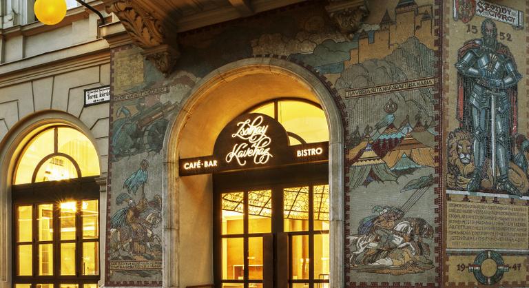 Porcelánon és aranypelyheken átívelő gasztrokalandot hív életre a Zsolnay Kávéház