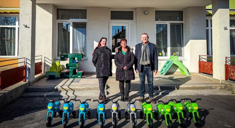 Leparkoltak a kismotorok a bölcsődék udvarán – és hamarosan jön a folytatás