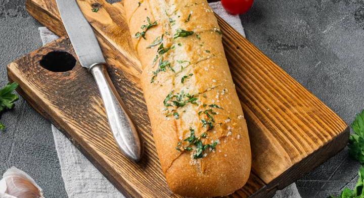 Fokhagymás fűszervajjal készült bagett: mennyei reggeli gyorsan