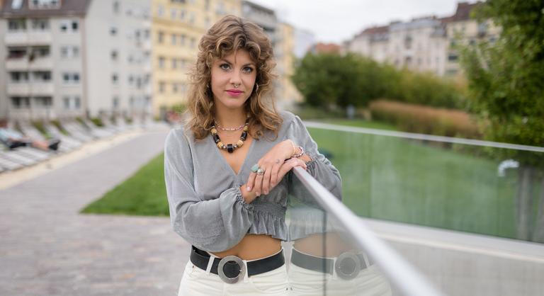 Szilágyi Liliána újabban egzotikus művésznevet használ és jóslásból él