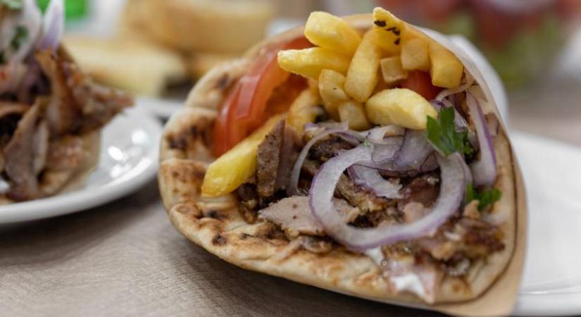 Több ezer kilogramm húst semmisítettek meg: gíroszosok bukták el a közegészségügyi vizsgálatot