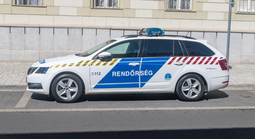 Felháborító jelenetek a buszmegállóban, hívja a rendőröket, ha felismeri a két férfit