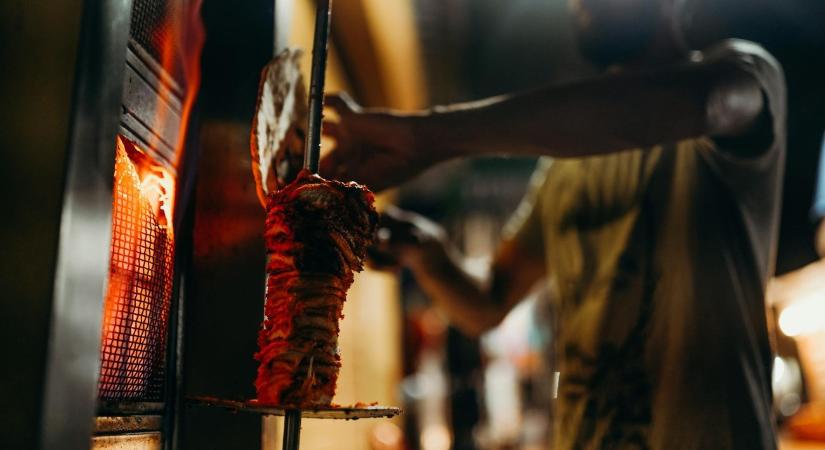 Belegondolt, hogy készül gyros ilyen gyomorforgató körülmények között is? – Videó