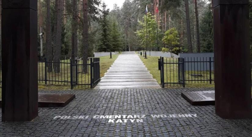 Lengyelország a katyńi katonatemető meggyalázásával vádolja az oroszokat