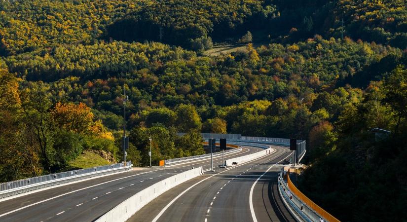 Átadták a forgalomnak az R2-es Krivány és Vámosfalva közötti szakaszát