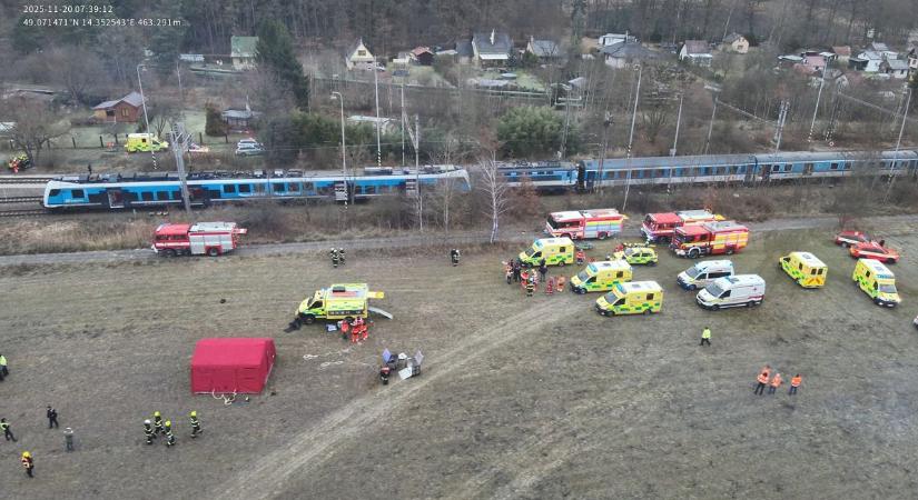 Frontálisan ütközött két vonat Csehországban, sok a sérült