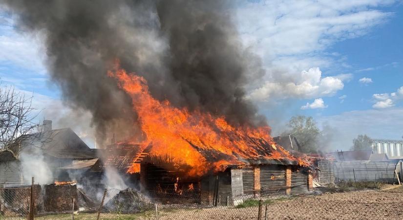 Hatalmas lángok csaptak fel egy kecskeméti tanyán, az épület tetőszerkezete teljesen megsemmisült