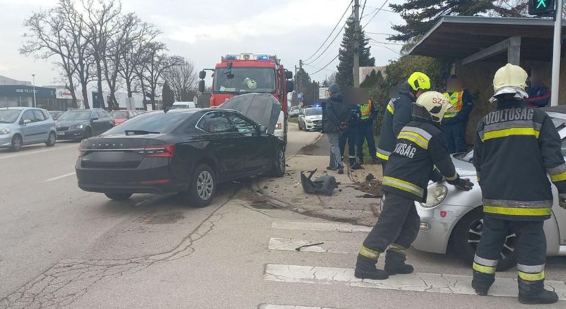 Mi történt? Szirénázó mentőautó a kereszteződésben!