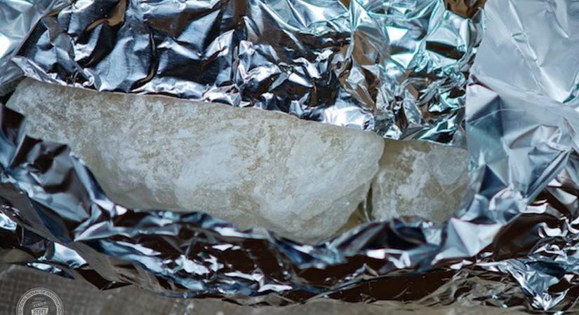 Szolnok központjában, csomagtartóból árulták a drogot