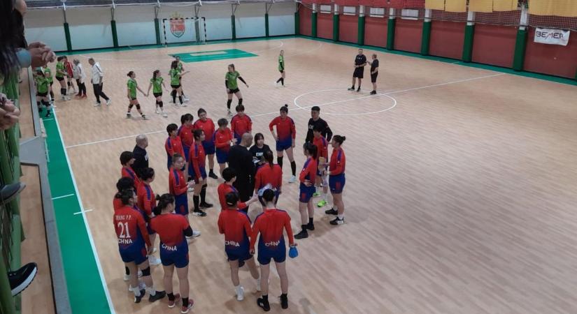 Vb-résztvevőt vertek a komáromi női kézisek