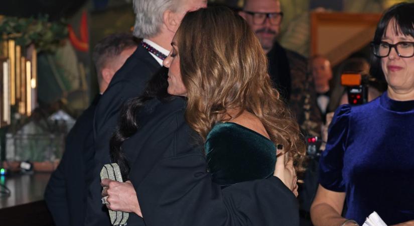 Protokoll ide vagy oda, Jessie J megölelte Katalin hercegnét egy rendezvényen