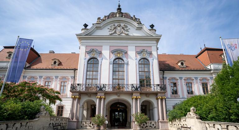 A Habsburgok ékszerei Gödöllőre, Marie Antoinette ruhái Pozsonyba költöznek