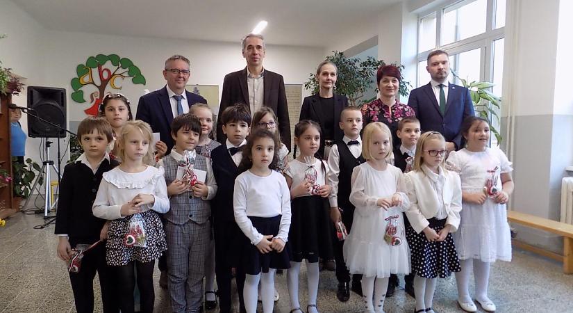 Tata Város Önkormányzata 15. alkalommal hozta el a beiratkozási ösztöndíjat a szőgyéni testvériskolába