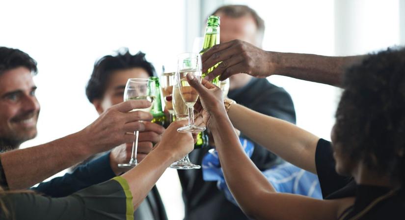 Indul a céges buliszezon, ha nem figyelsz az italra, ugrik a jogsi - ennyi idő alatt ürülhet ki az alkohol - táblázat