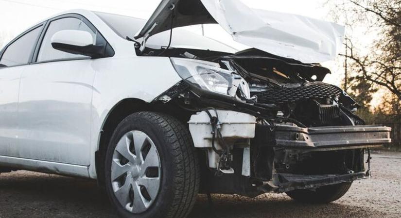 Óvatosan közlekedjünk: több autó ütközött össze Kertvárosban!