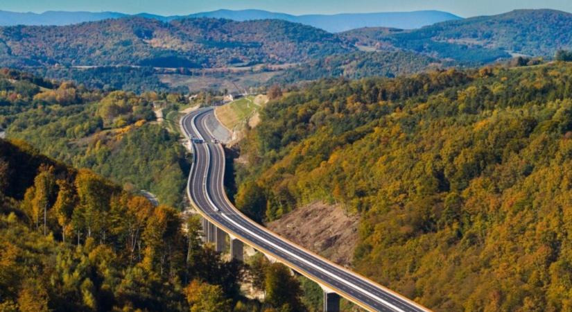 Átadták az R2-es gyorsforgalmi út újonnan elkészült szakaszát