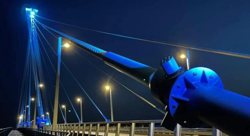 A gyermekjogok világnapja alkalmából kéken világítják meg a Monostori hidat