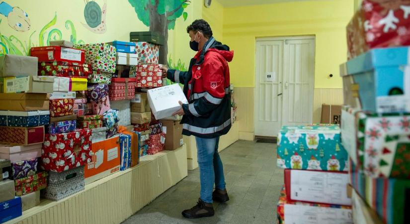 Nehéz sorsú gyerekek karácsonyi kívánságaira gyűjt a Máltai Szeretetszolgálat