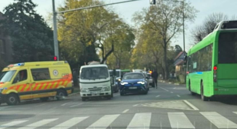 Baleset történt az egyetemnél: a mentő már a helyszínen