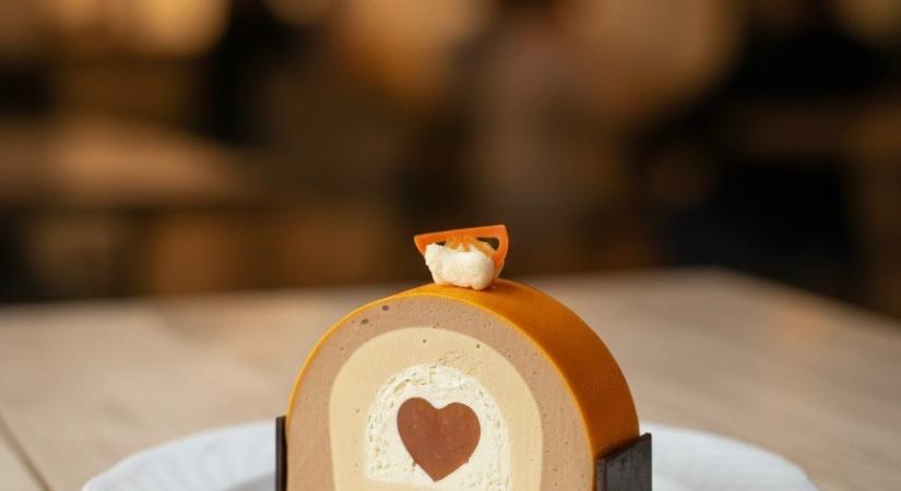 Újragondolt karácsonyi klasszikus: először tehették próbára magukat Bûche de Noël versenyen a magyar cukrászok