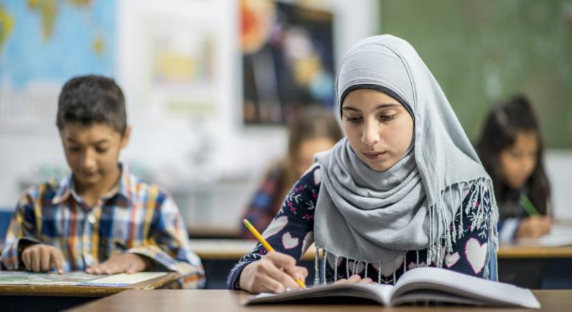 Ausztria tiltaná az iszlám fejkendő viselését az iskolákban