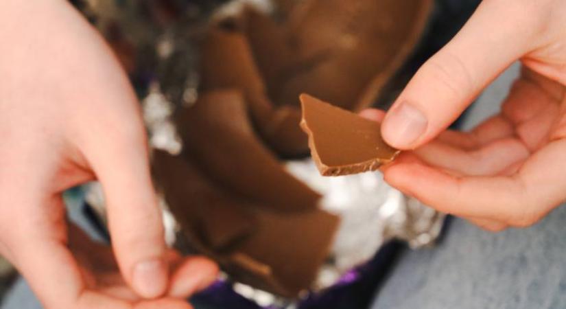 Ha te is vettél ilyen csokit, azonnal vidd vissza: műanyagot találtak benne